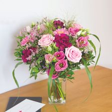 Bouquet de fleurs Bois de rose et son vase offert