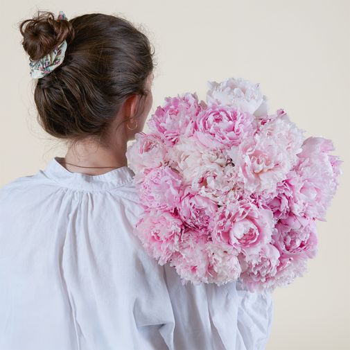 Fleurs et cadeaux Brassée de pivoines rose pâle et sa bougie parfumée