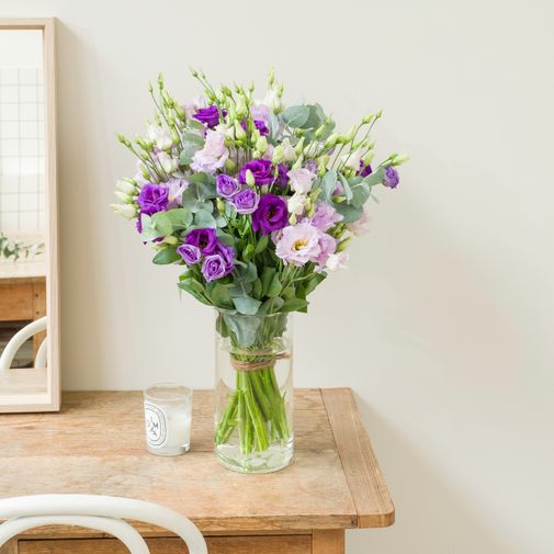 Fleurs et cadeaux Brassée de lisianthus parme et ses chocolats