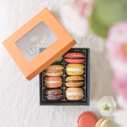 Fleurs et cadeaux Brassée de lys et ses macarons