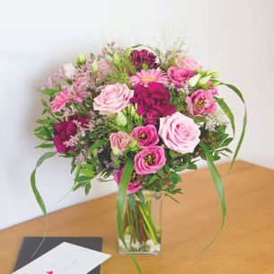 Bouquet de fleurs Bois de rose et son vase offert Amour